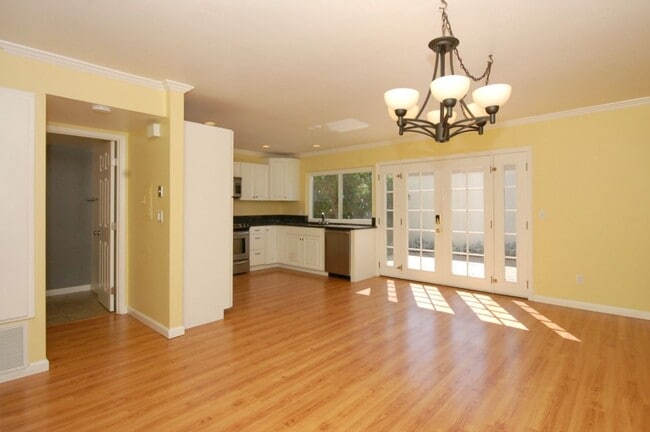 Building Photo - Beautiful Bright 3BR/2.5BA Condo in Tanglewood!!