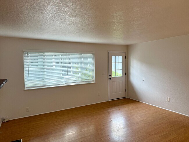 Building Photo - Cool Clean and Crisp-Inner SE Duplex