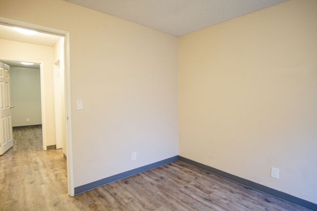 Building Photo - Nicely Updated Top Floor Corner 2-Bdr Near OHSU w/Private Balcony!