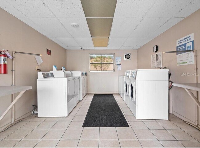 Building Photo - 2525 W Bay Dr