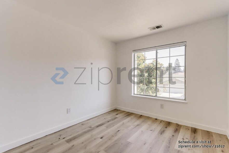 Building Photo - 741 Vinca Ct
