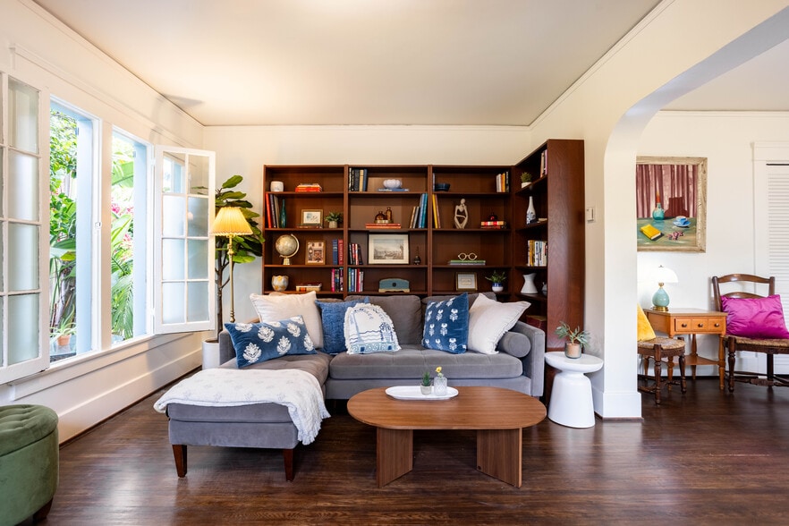 Living Room - 810 Crestmoore Pl