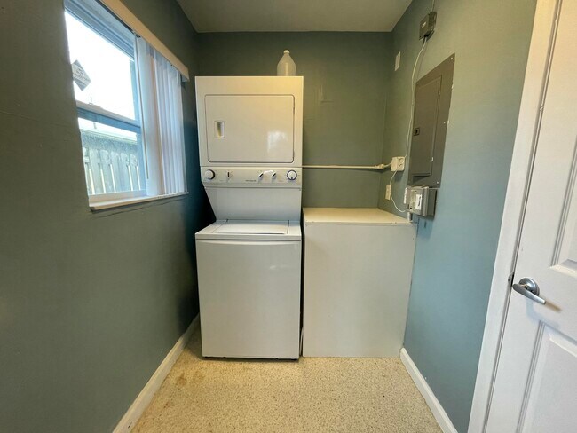 Building Photo - 842 SW 12th Ct