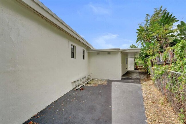 Building Photo - 4101 SW 48th Ct