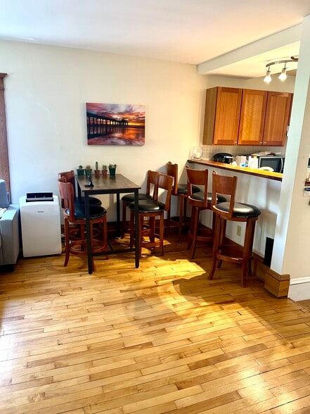 Building Photo - 197 S Winooski Ave