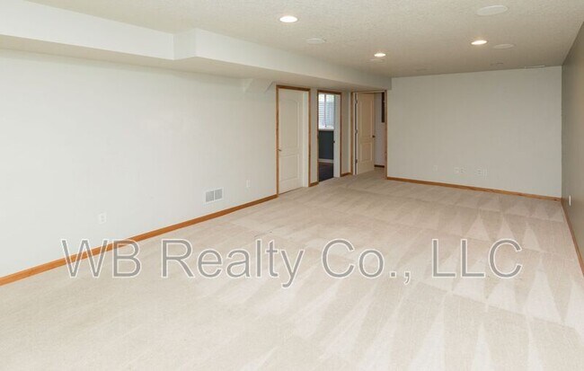 Building Photo - 645 SE Carefree Ln