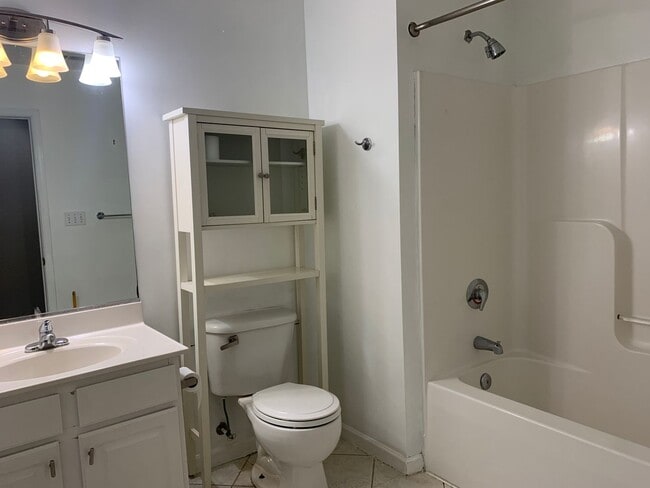 Building Photo - 3 Bedroom 2 Bath Home in Manteo Available ...