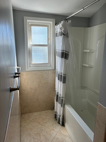 Building Photo - 77 King St