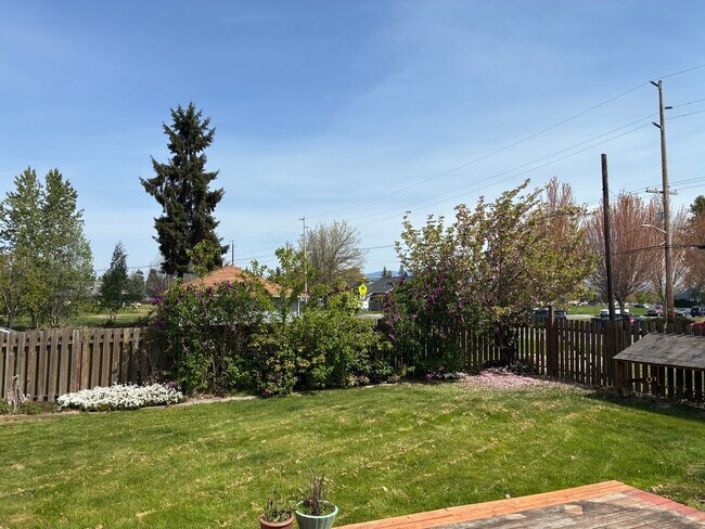 Building Photo - 2121 E Viewmont Dr