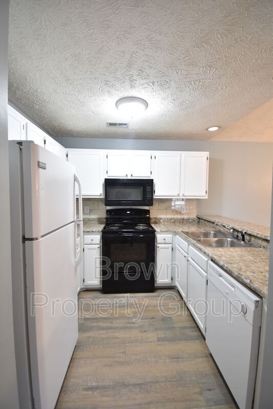 Building Photo - 1909 Tryon Dr