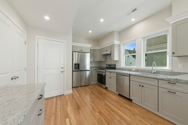 Building Photo - Renovated 4 bed 2 bath in Brighton!!!