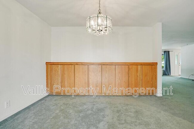 Building Photo - 3385 Camellia Dr S