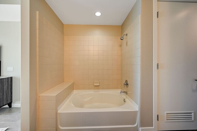 Building Photo - Fully Furnished 4th-Floor Condo with Stunn...