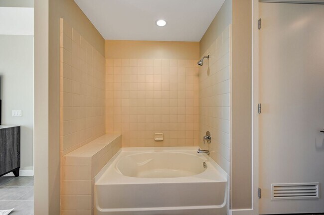 Building Photo - HOUSING CHOICE VOUCHER APPROVED! MOVE IN SPECIAL! **ONE MONTH FREE w/ 13 MONTH LEASE!!**