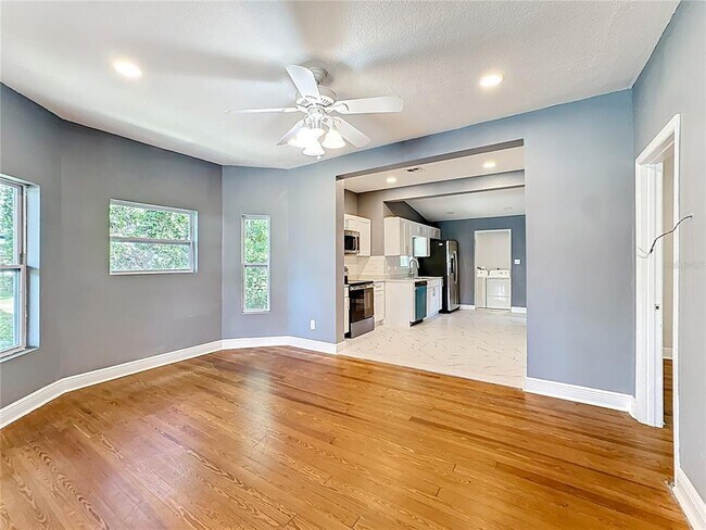 Building Photo - 2409 Drake Dr