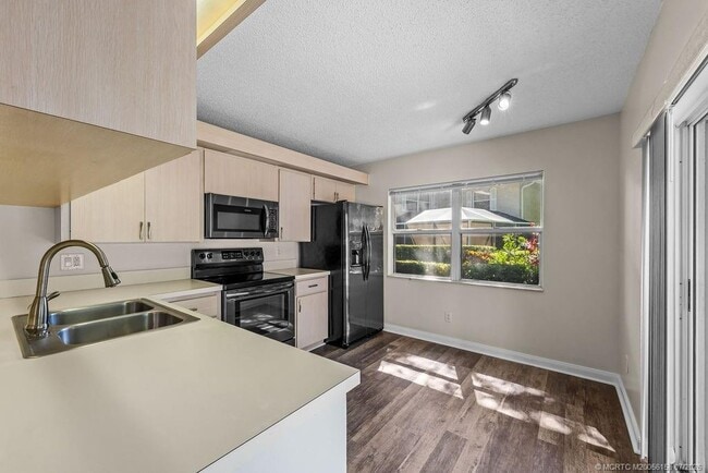 Building Photo - 2905 SW Lakemont Pl