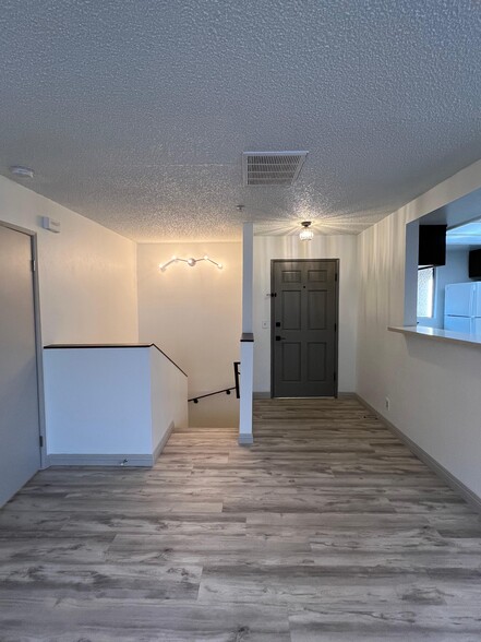 Entrance / Living Room - 236 S Curtis Ave