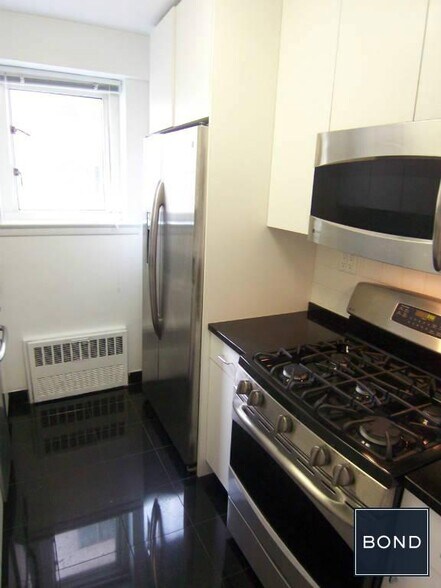 Building Photo - 200 E 71st St