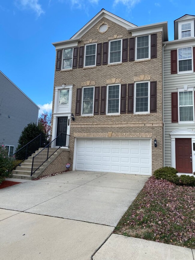 Building Photo - Bright and Spacious End Unit Townhouse in ...