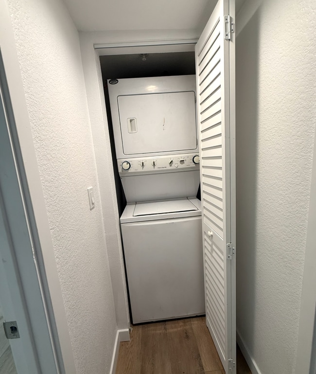 Building Photo - 2 weeks free!! 5080B E Warren Ave, Unit 52...
