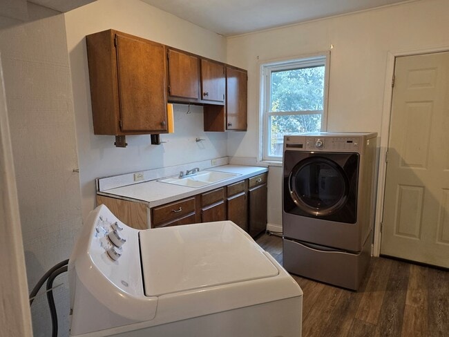 Building Photo - 221 Miller St