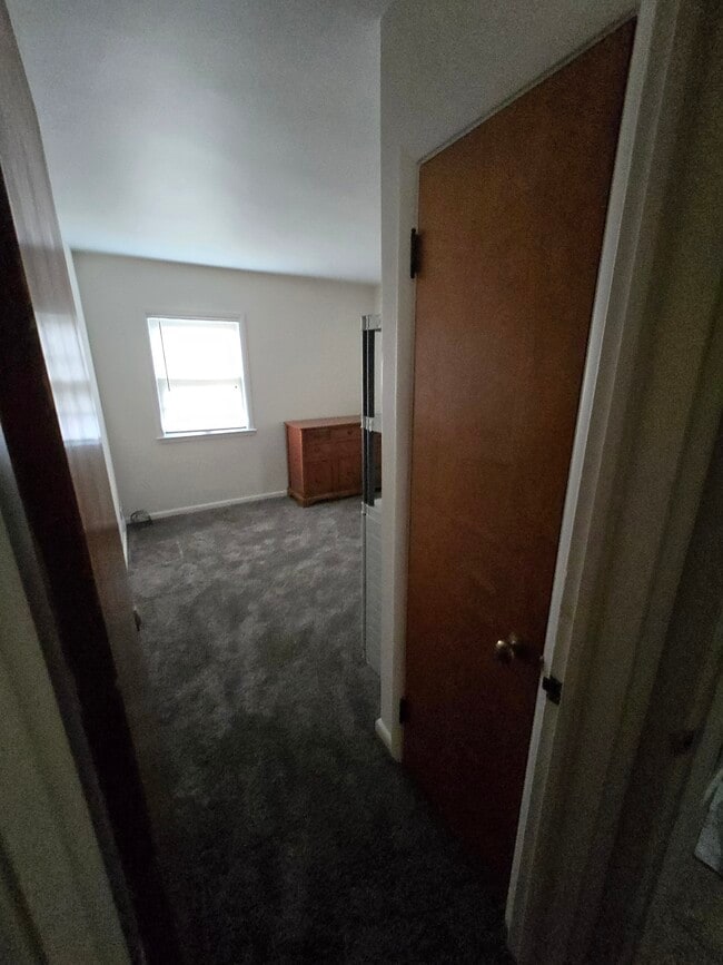 Building Photo - 323 Cherokee Ln