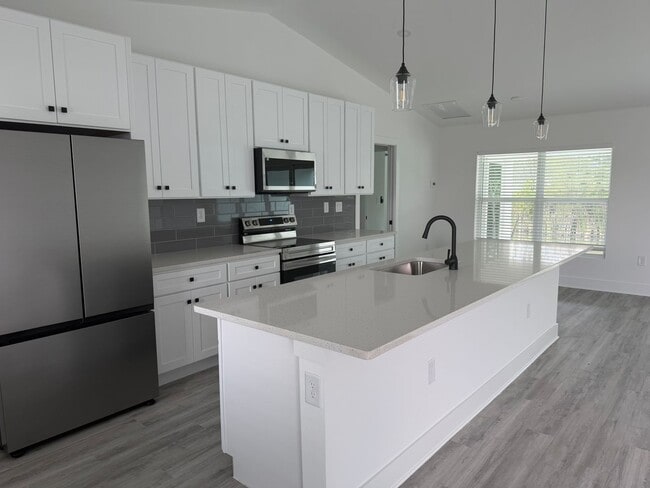 Building Photo - 3614 NE 9th Pl