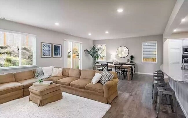 Building Photo - Gorgeous home with 4 Bedroom and 2.5 Bathroom