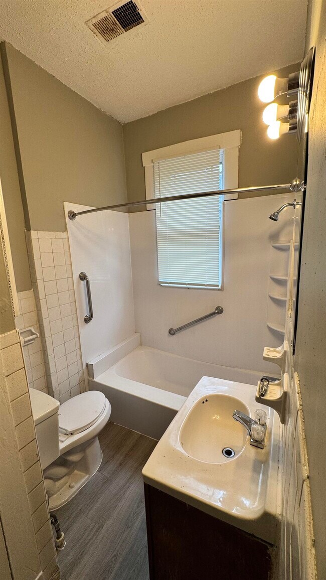 Building Photo - 1114 Azalia St