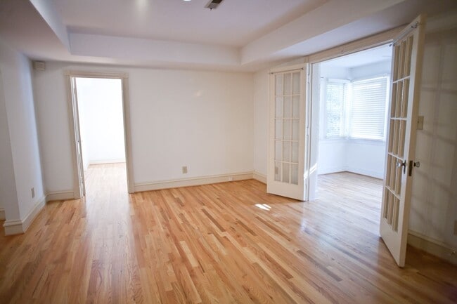 Building Photo - Beautiful condo with sunroom and hardwood floors - Short term lease only!