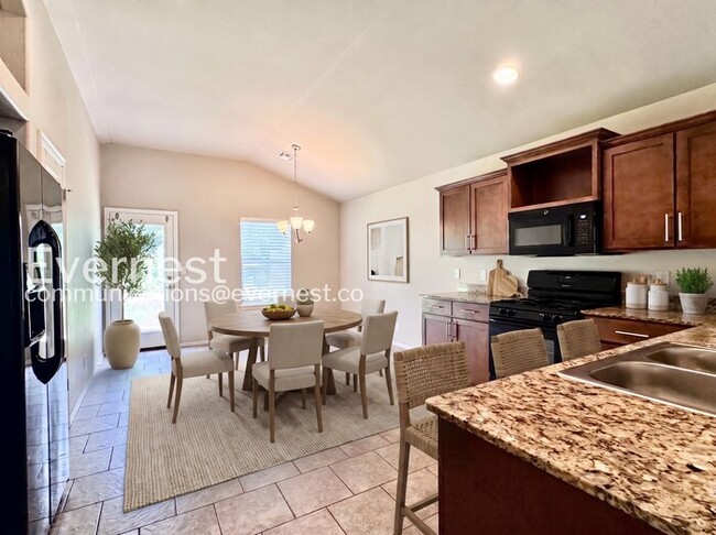 Building Photo - 3 Bed, 2 Bath Home with Garage / Pet-Friendly / Available Now!