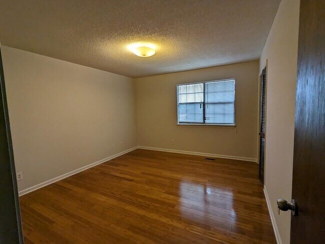 Building Photo - 3751 Oakwood Hills Dr