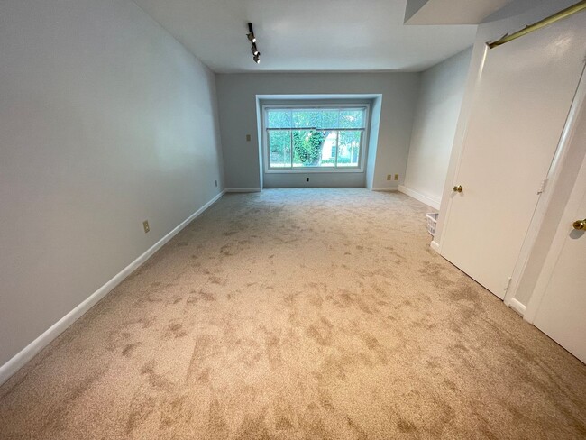 Building Photo - Upper level towh-home style 2br condo in C...