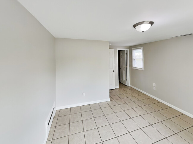 Building Photo - 14 Glenda Dr