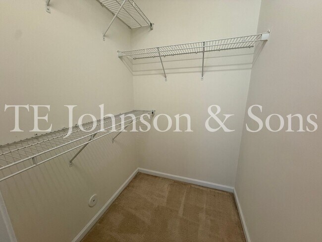 Building Photo - Spacious 4 Bedroom Home with Fenced Yard & Two Car Garage in Clemmons
