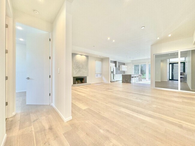 Building Photo - Beautiful Zen inspired modern 3 Bed + 3 Bath House + Garage + Private Yard