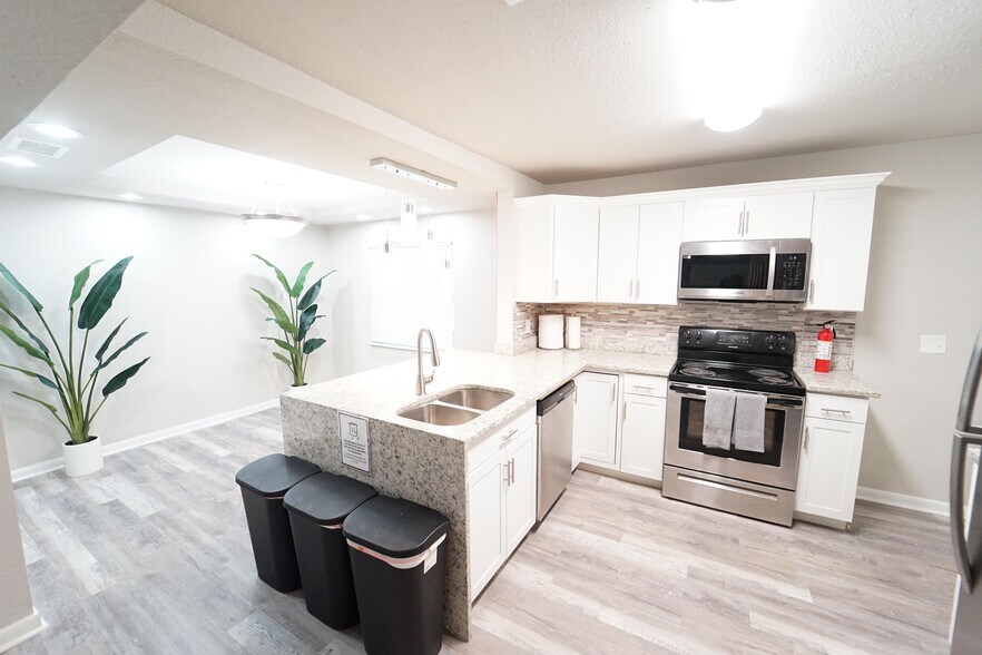 Building Photo - 912 Bentley St