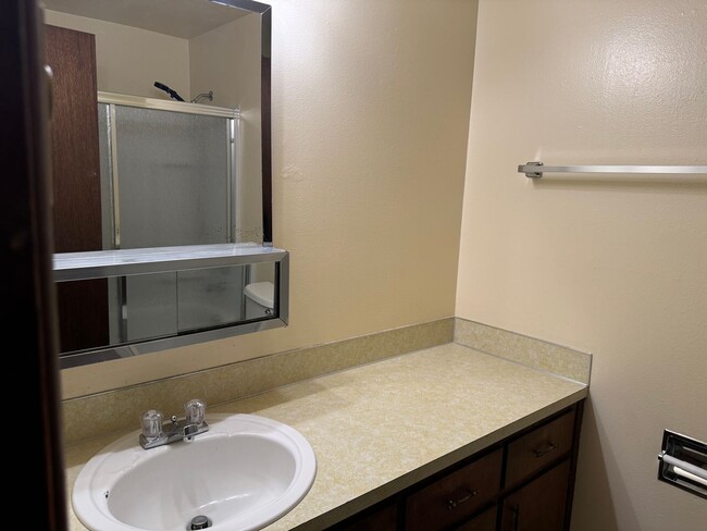 Building Photo - Lovely 2-bedroom/1-bathroom duplex with garage!
