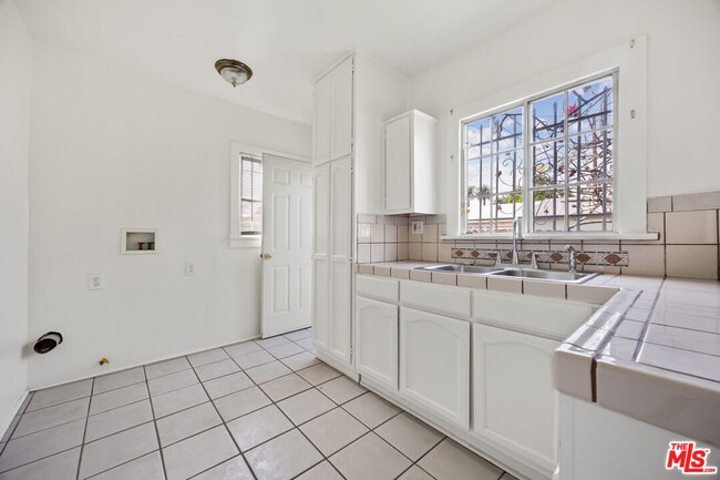 Building Photo - 1712 1/2 W 39th St