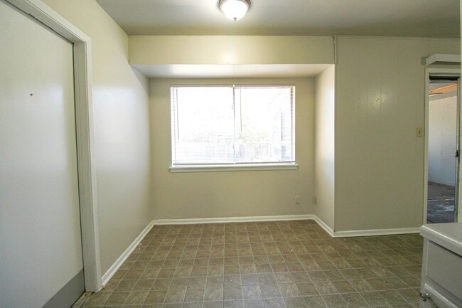 Building Photo - ************Move In Special- 2 WEEKS FREE!!!!************