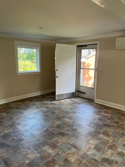 Building Photo - 2318 Crestmont Ave