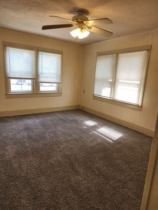 Building Photo - Two unit duplex