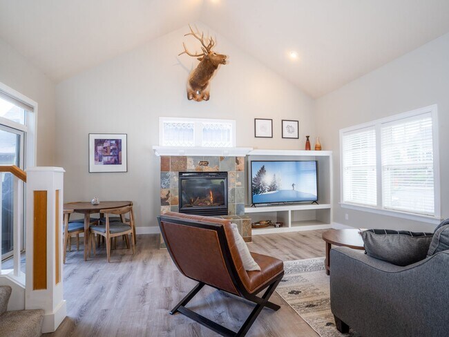 Building Photo - Amazing Updated Braeburn Townhome close to all Bend has to offer!