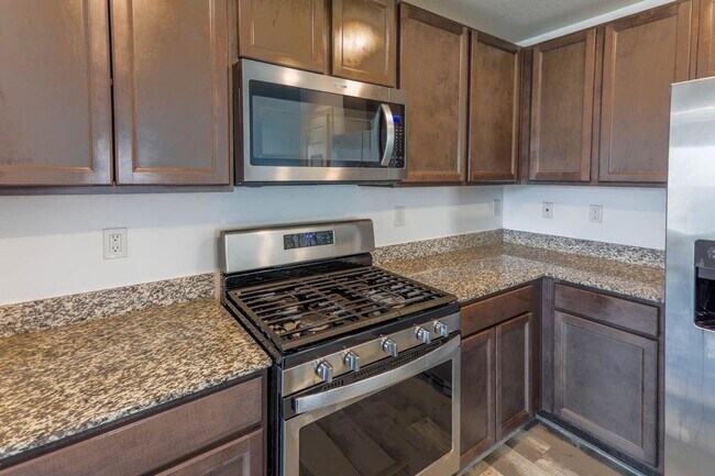 Building Photo - 3 Bed, 2 Bath Townhome Just Outside of Nel...