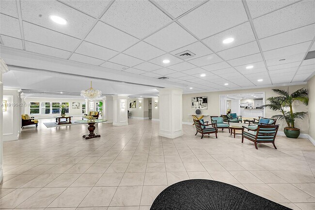 Building Photo - 3200 Port Royale Dr N