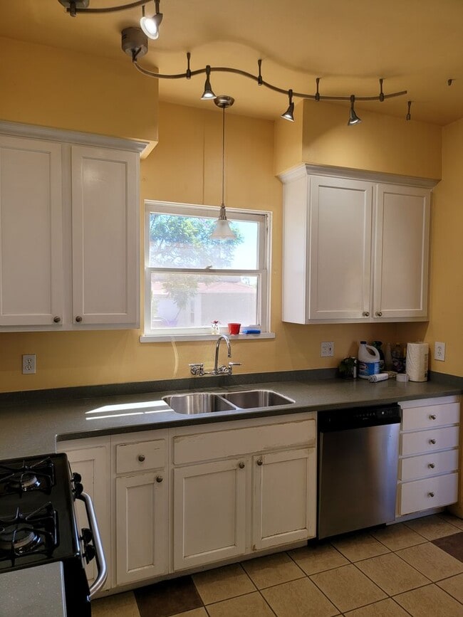 Building Photo - Craftsman home 2bed 1 bath, garage on a la...