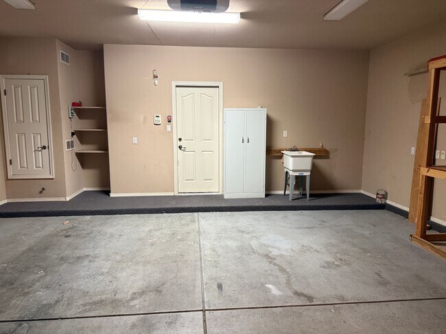 Building Photo - Spacious 4 Br, 2.5 Ba with 2 living areas, loft, kitchen appliances, 2 car garage.