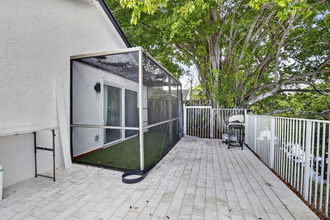Building Photo - 16709 SW 5th Ct
