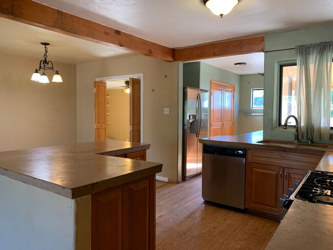 Building Photo - Splendid 4 Bedroom, 1.5 Bath Home Near Kirtland AFB! Available Now!