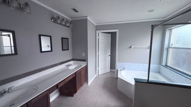 Building Photo - Spacious 3/2.5 in River Ridge with Pool in...